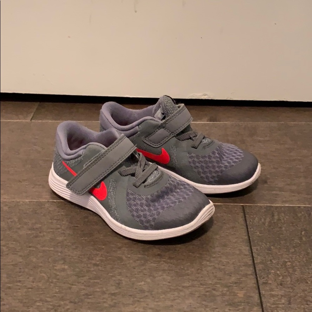 Nike revolution 4 sneakers